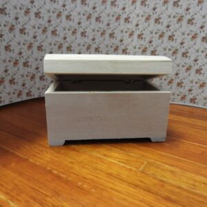 blank houten dekenkist