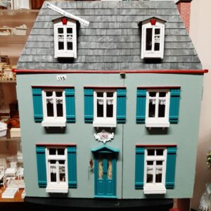 The French house - poppenhuis - verkocht als casco en onbeschilderd